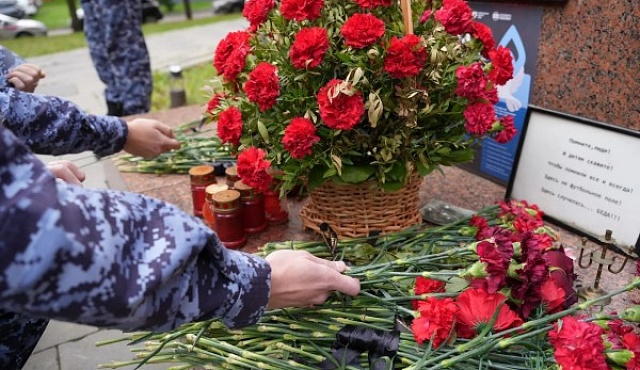Московские росгвардейцы провели памятное возложение цветов к мемориалу жертв теракта на Каширском шоссе